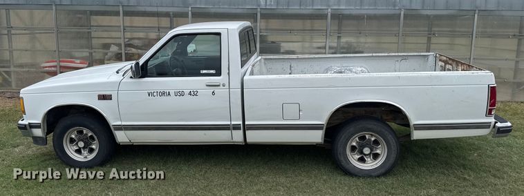 image for item EU6126 1989 GMC S15 pickup truck