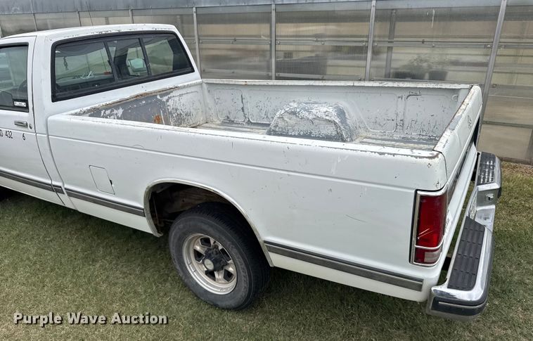 image for item EU6126 1989 GMC S15 pickup truck