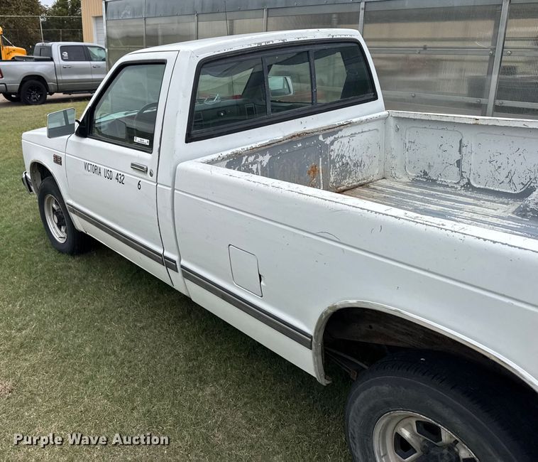 image for item EU6126 1989 GMC S15 pickup truck