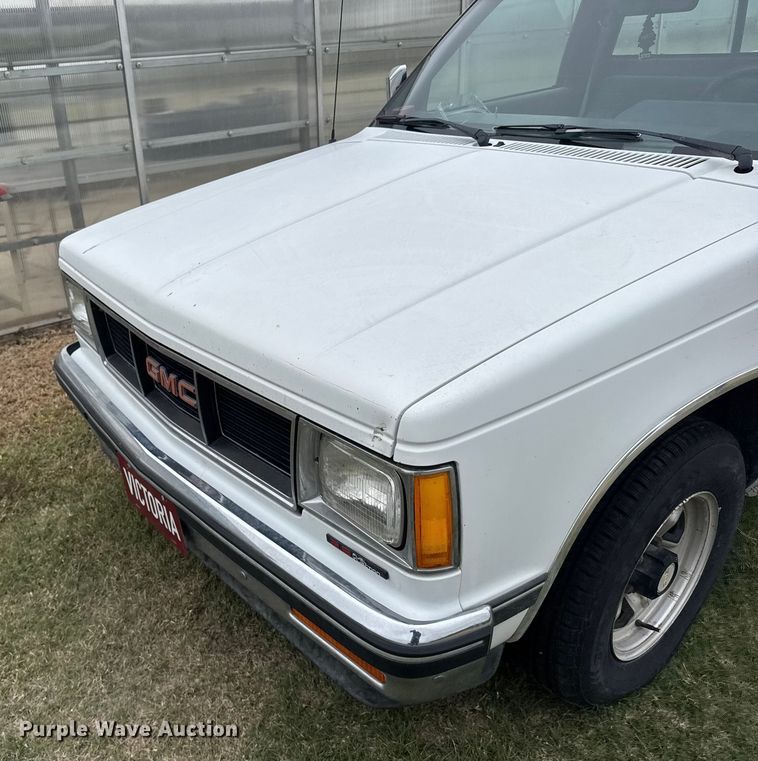 image for item EU6126 1989 GMC S15 pickup truck