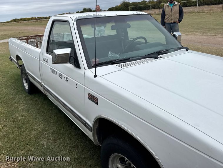 image for item EU6126 1989 GMC S15 pickup truck