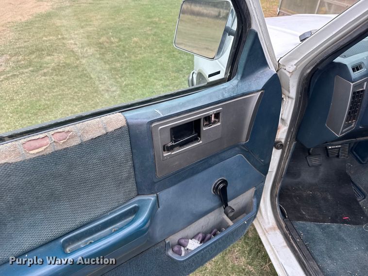 image for item EU6126 1989 GMC S15 pickup truck