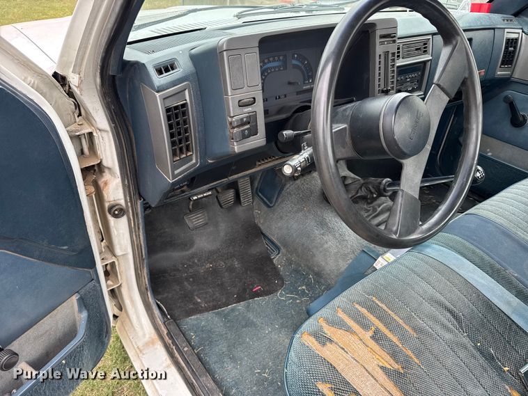 image for item EU6126 1989 GMC S15 pickup truck