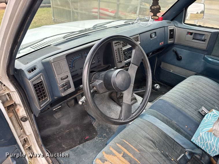 image for item EU6126 1989 GMC S15 pickup truck