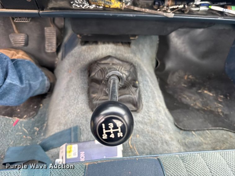 image for item EU6126 1989 GMC S15 pickup truck