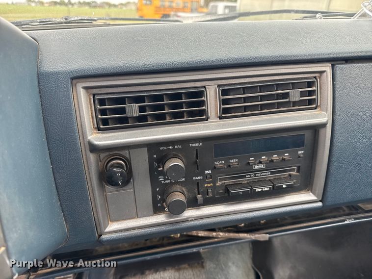 image for item EU6126 1989 GMC S15 pickup truck