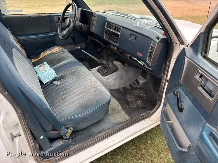 image for item EU6126 1989 GMC S15 pickup truck