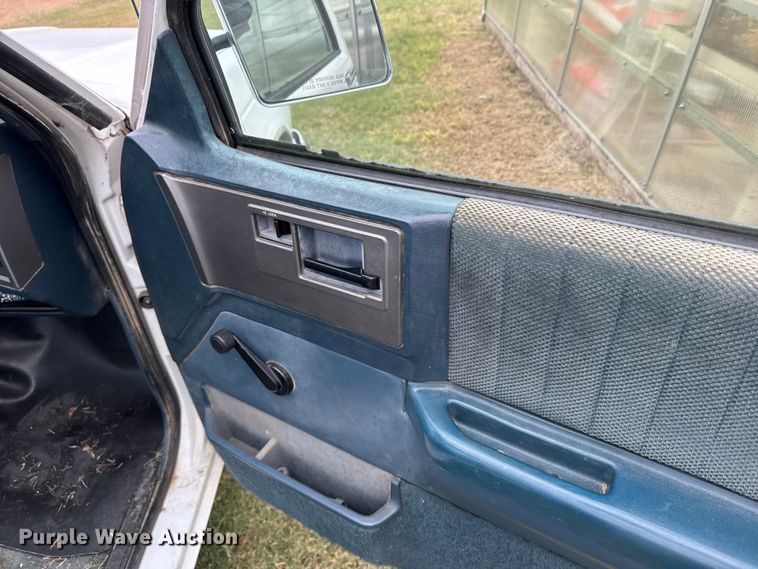 image for item EU6126 1989 GMC S15 pickup truck