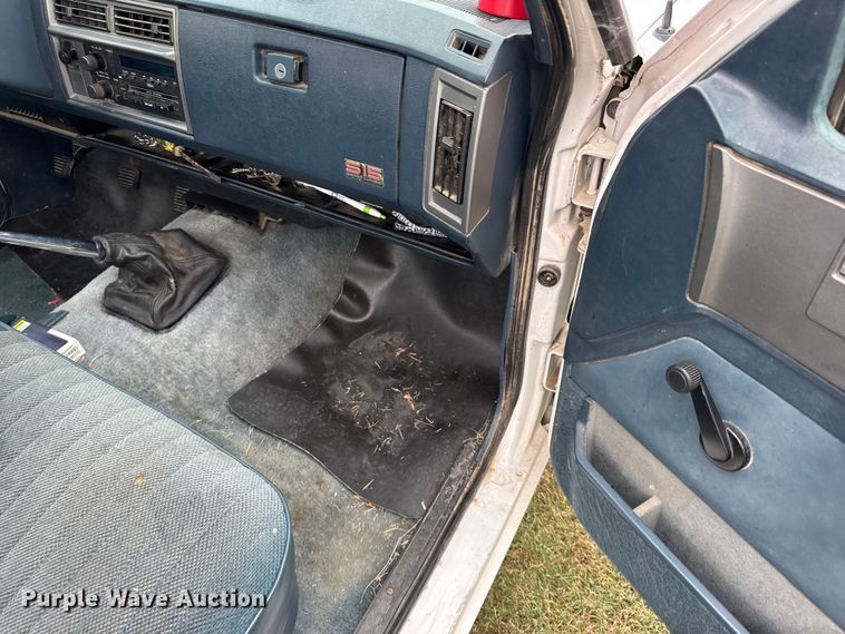 image for item EU6126 1989 GMC S15 pickup truck