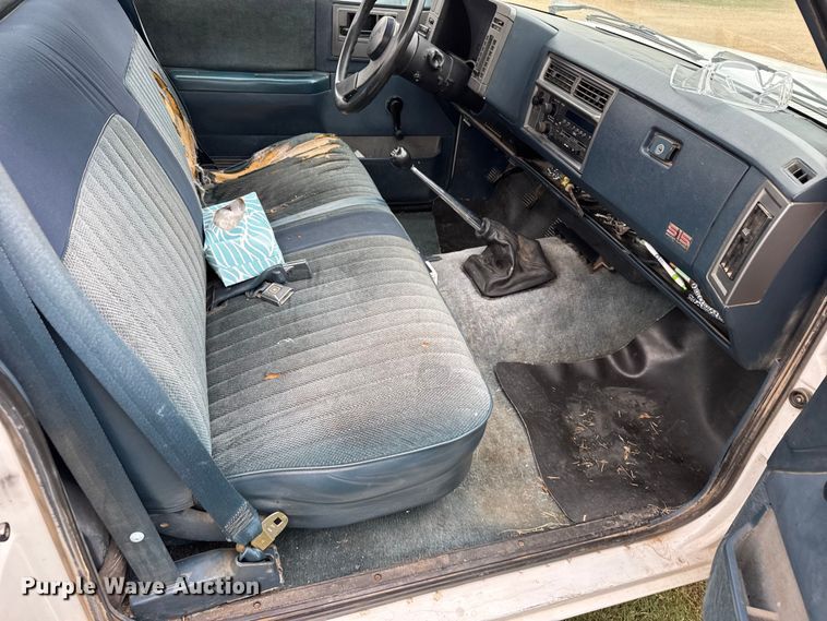 image for item EU6126 1989 GMC S15 pickup truck