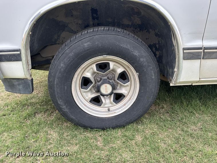 image for item EU6126 1989 GMC S15 pickup truck