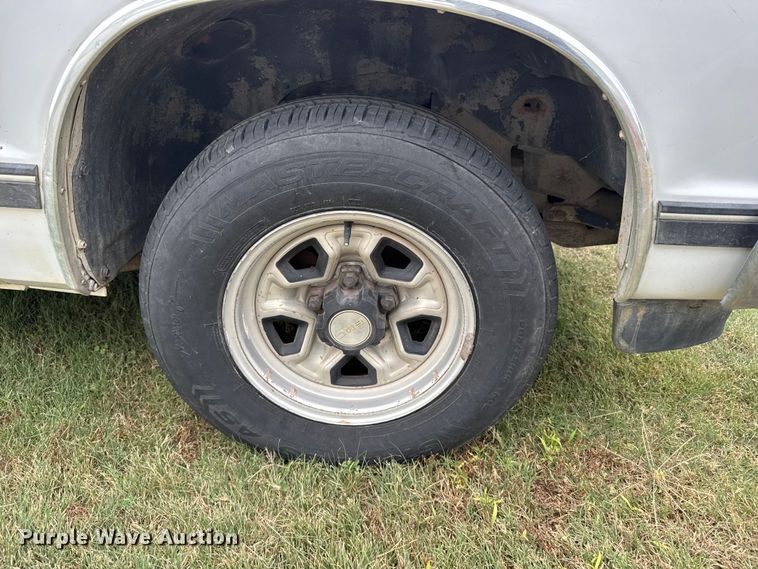 image for item EU6126 1989 GMC S15 pickup truck