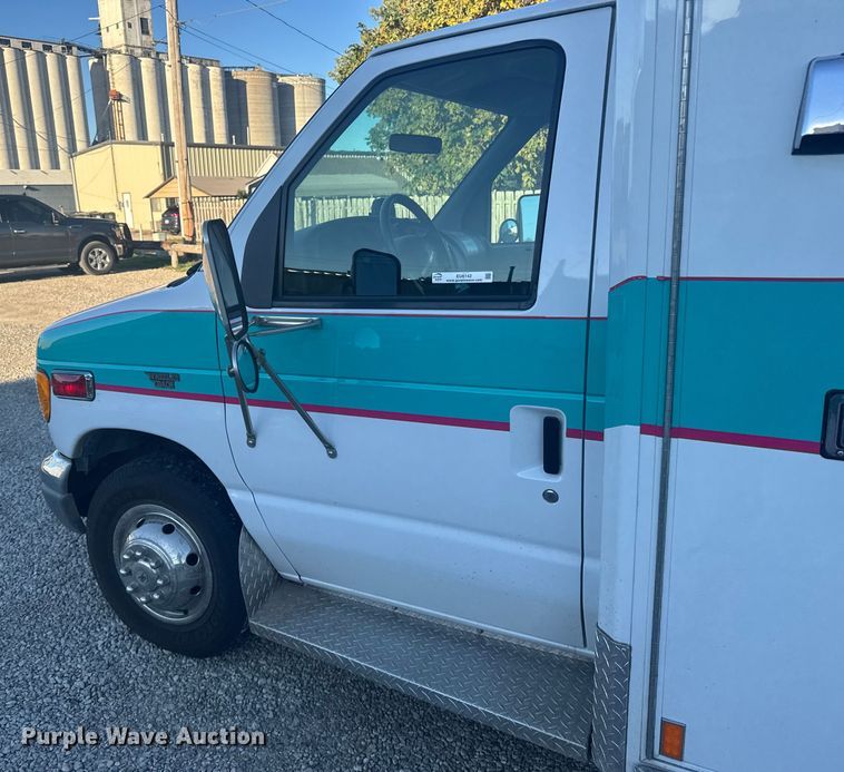 image for item EU6142 2000 Ford E350 ambulance