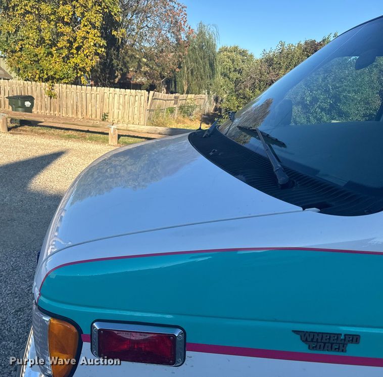 image for item EU6142 2000 Ford E350 ambulance