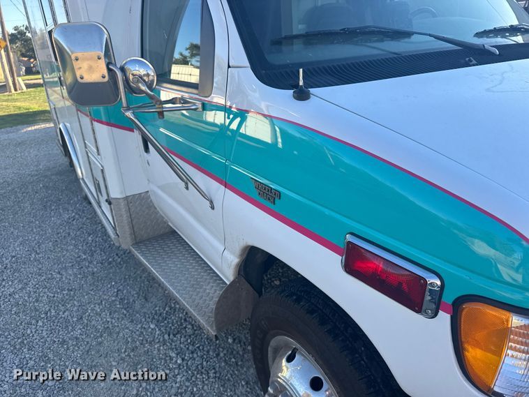 image for item EU6142 2000 Ford E350 ambulance