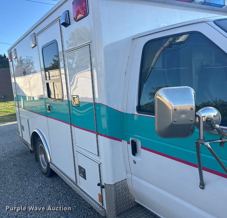 image for item EU6142 2000 Ford E350 ambulance