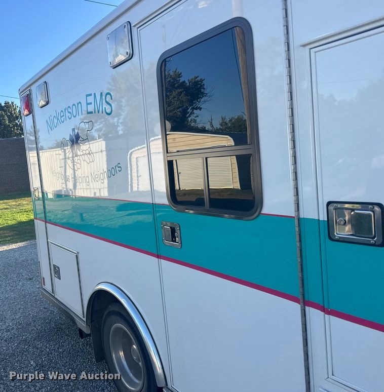 image for item EU6142 2000 Ford E350 ambulance