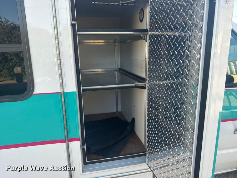 image for item EU6142 2000 Ford E350 ambulance