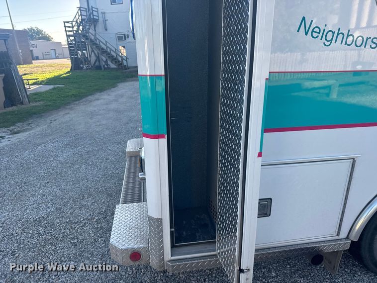 image for item EU6142 2000 Ford E350 ambulance