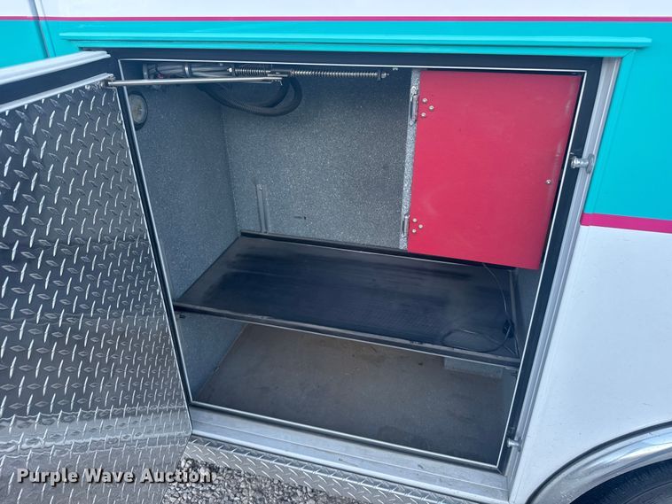 image for item EU6142 2000 Ford E350 ambulance