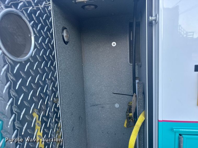 image for item EU6142 2000 Ford E350 ambulance