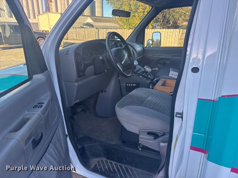 image for item EU6142 2000 Ford E350 ambulance