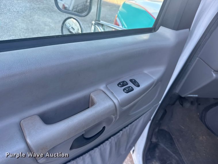 image for item EU6142 2000 Ford E350 ambulance