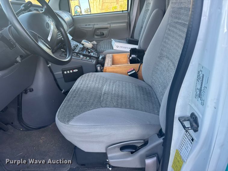 image for item EU6142 2000 Ford E350 ambulance