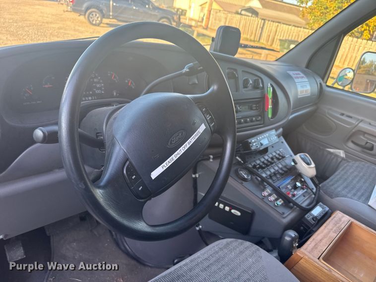 image for item EU6142 2000 Ford E350 ambulance