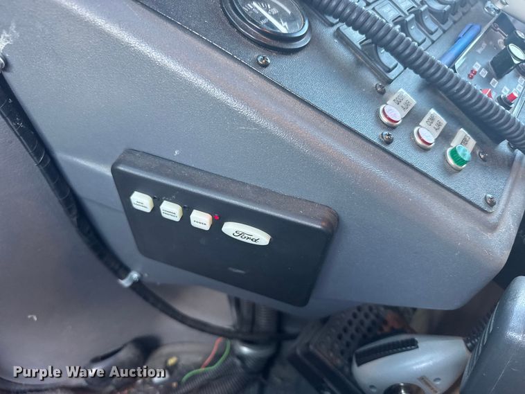 image for item EU6142 2000 Ford E350 ambulance