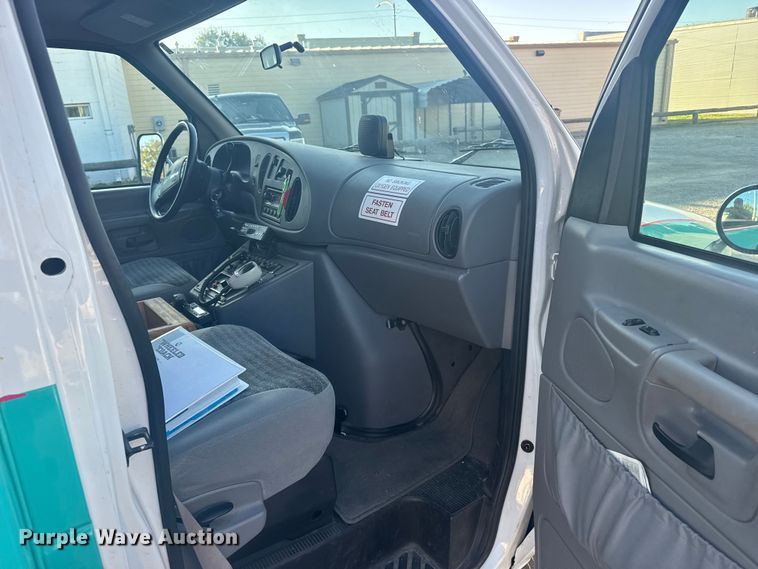 image for item EU6142 2000 Ford E350 ambulance