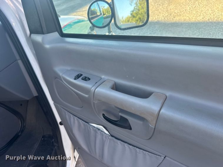 image for item EU6142 2000 Ford E350 ambulance