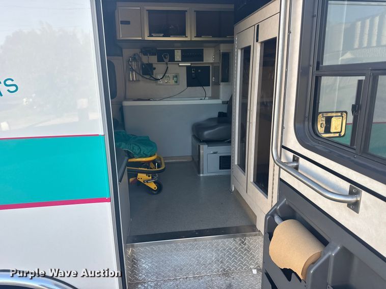 image for item EU6142 2000 Ford E350 ambulance