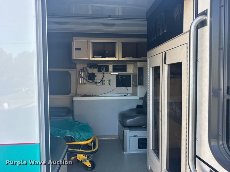 image for item EU6142 2000 Ford E350 ambulance