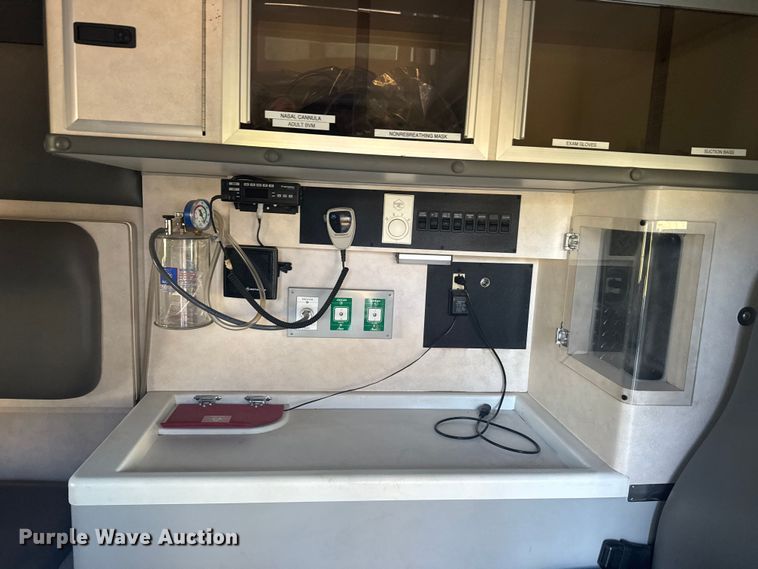 image for item EU6142 2000 Ford E350 ambulance