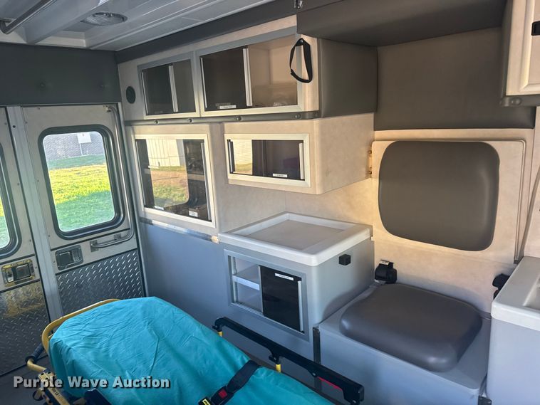 image for item EU6142 2000 Ford E350 ambulance