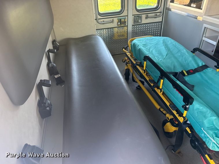 image for item EU6142 2000 Ford E350 ambulance