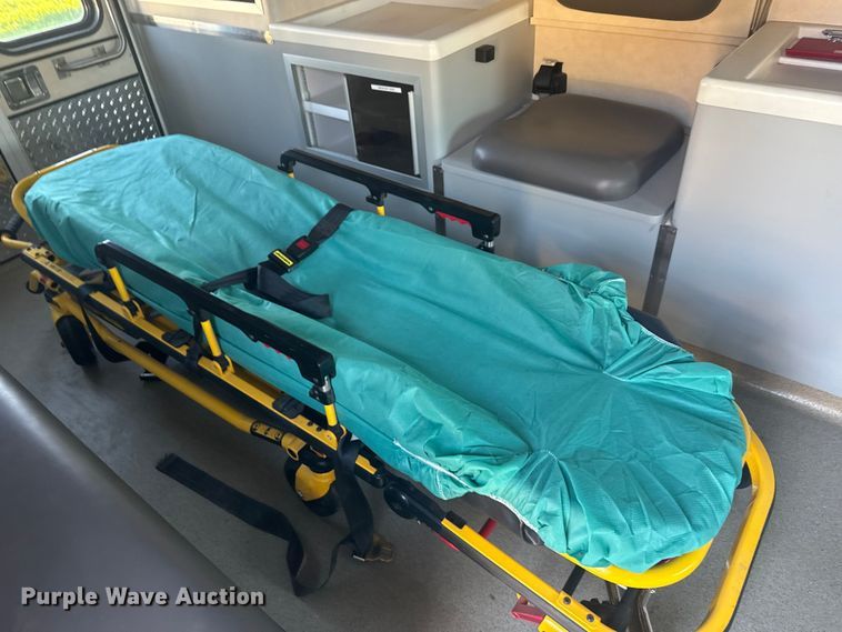 image for item EU6142 2000 Ford E350 ambulance