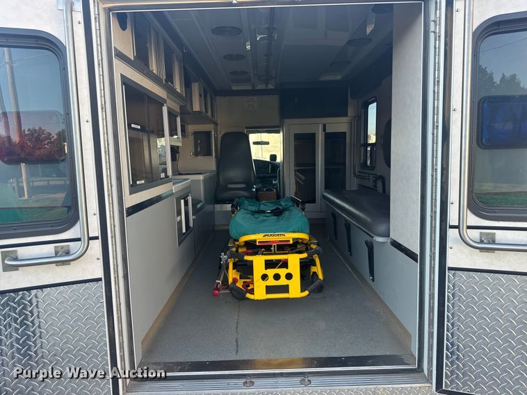 image for item EU6142 2000 Ford E350 ambulance