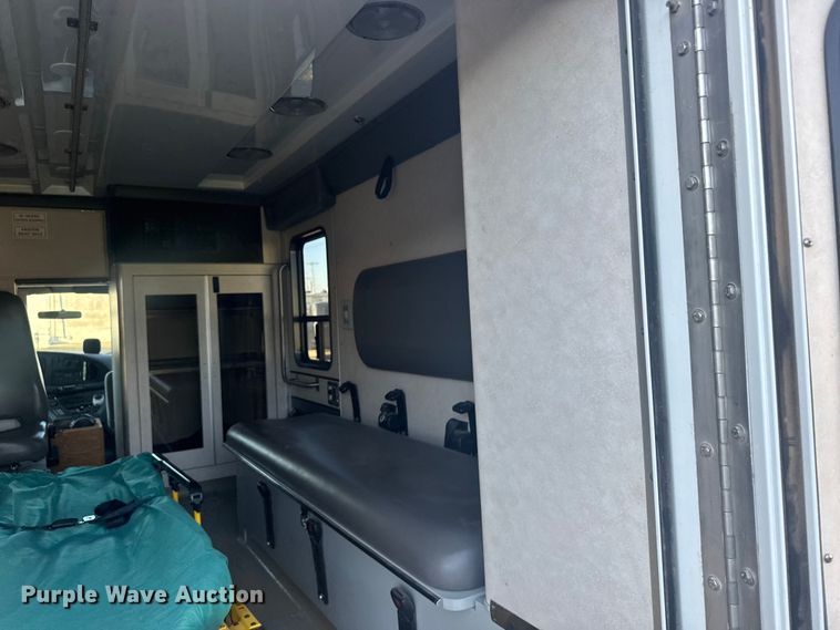 image for item EU6142 2000 Ford E350 ambulance