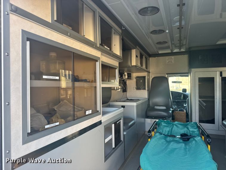 image for item EU6142 2000 Ford E350 ambulance