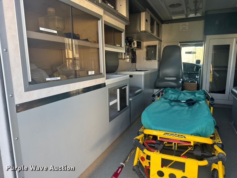 image for item EU6142 2000 Ford E350 ambulance