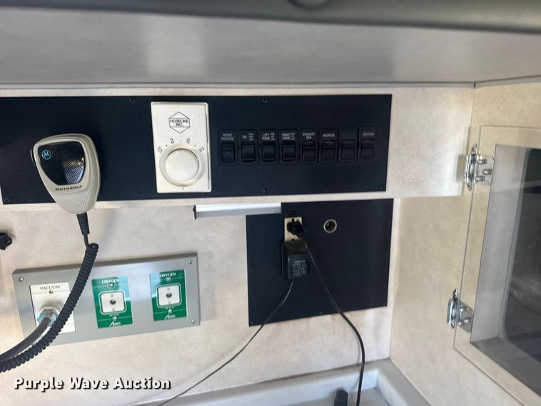 image for item EU6142 2000 Ford E350 ambulance