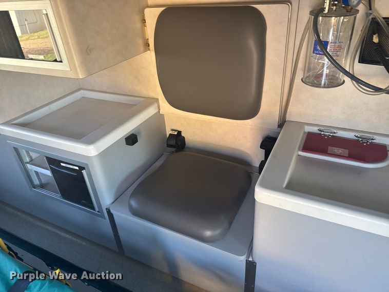 image for item EU6142 2000 Ford E350 ambulance