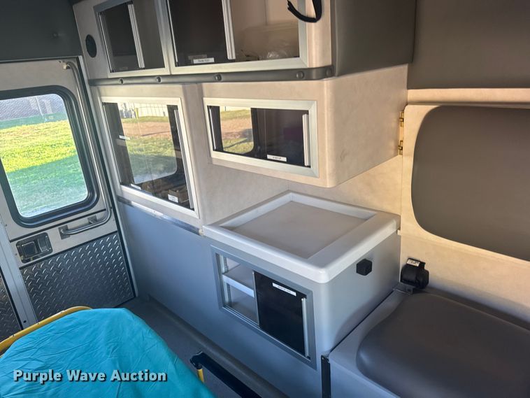 image for item EU6142 2000 Ford E350 ambulance