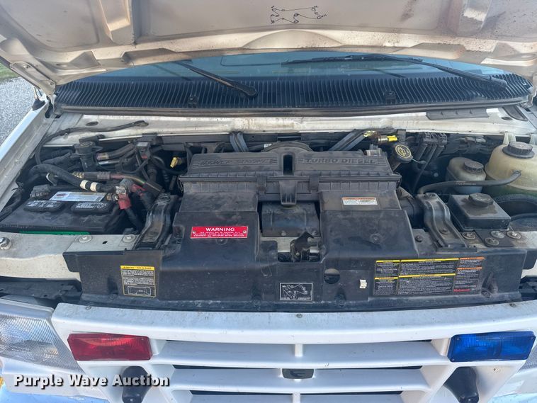 image for item EU6142 2000 Ford E350 ambulance