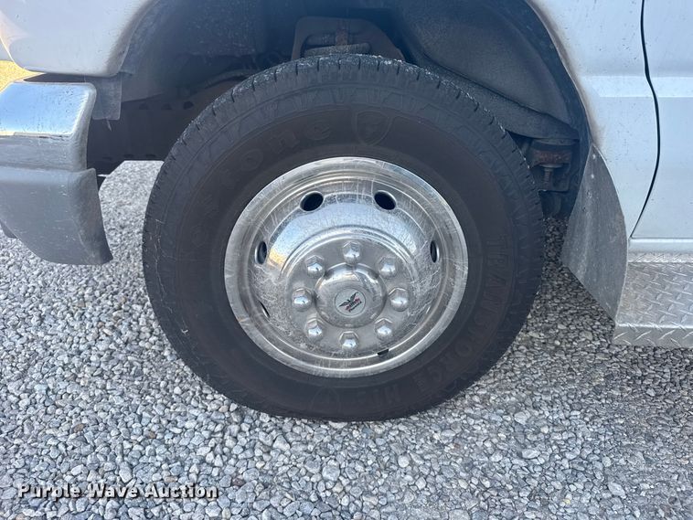 image for item EU6142 2000 Ford E350 ambulance