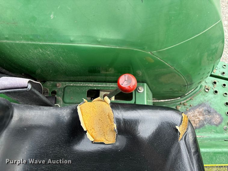 image for item EV3162 1998 John Deere 870 tractor