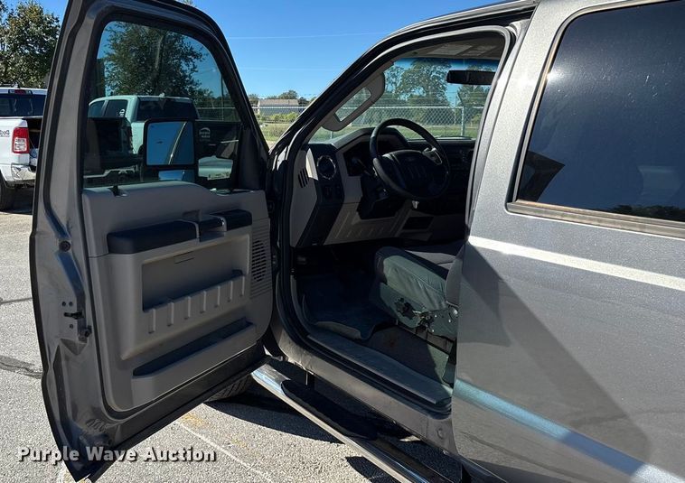 image for item EV3207 2010 Ford F250 Super Duty Crew Cab pickup truck