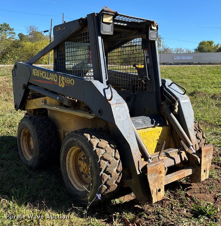 MINI CARGADOR SOBRE RUEDAS 2000 NEW HOLLAND LS180